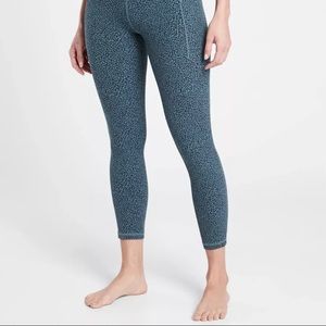 Athleta salutation stash 2 textured tight